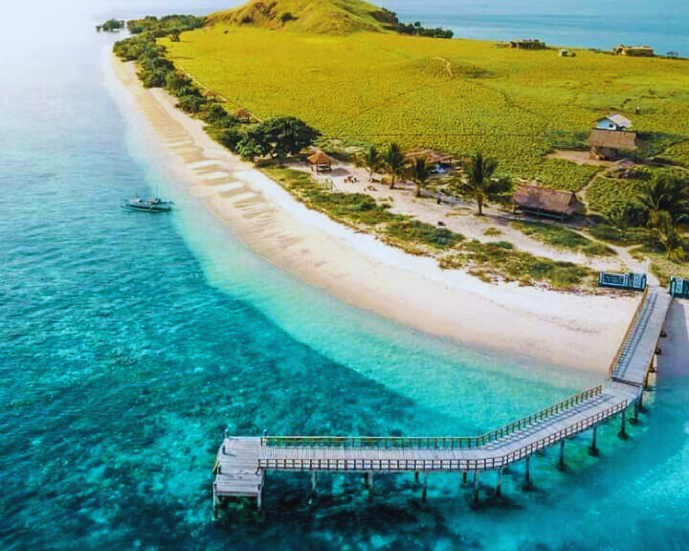 Menyusuri Keindahan Pulau Kanawa di Labuan Bajo