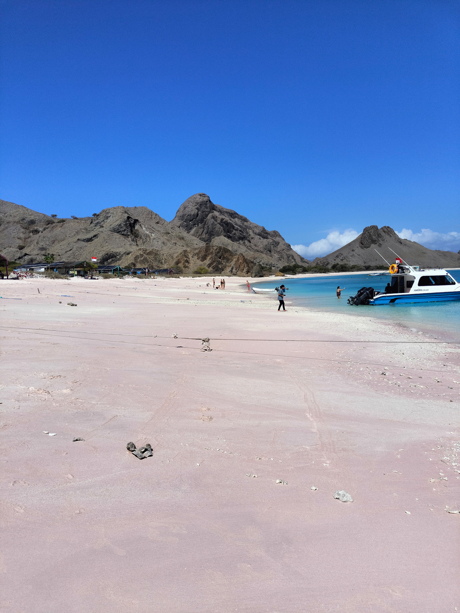 6 Pantai yang Harus Dikunjungi Saat Liburan ke Labuan Bajo