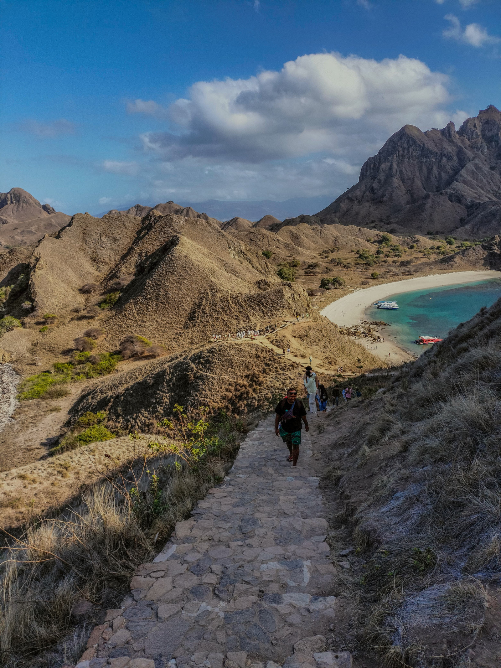 Pulau Padar: Keajaiban Tiga Teluk dengan 815 Anak Tangga